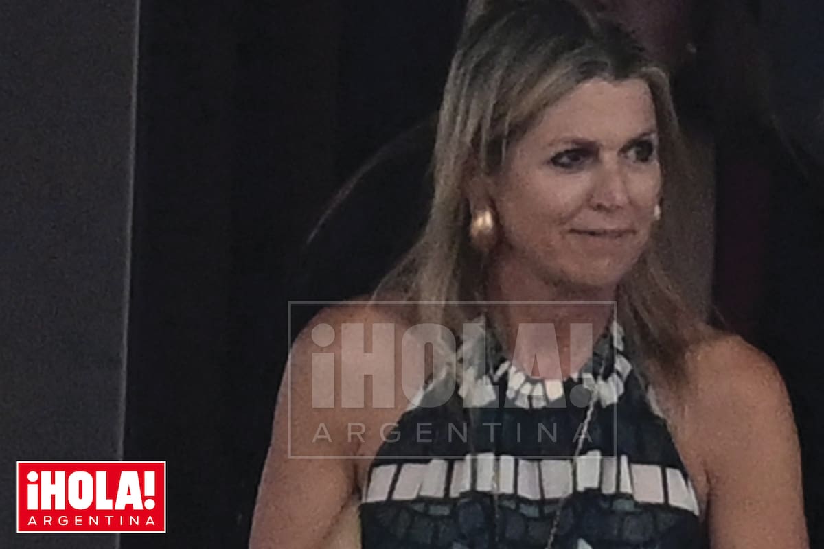 Un vestido con estampas que imitaban un mosaico griego, accesorios impactantes y el carisma que la caracteriza. Así se la vio a la soberana de los Países Bajos durante sus vacaciones en Grecia.