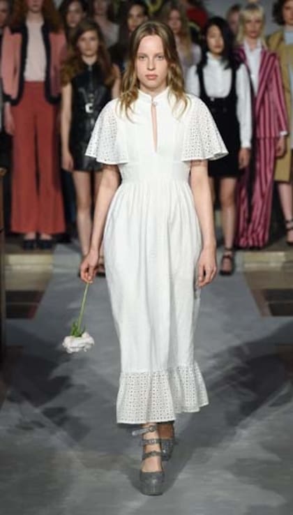 Un vestido romántico con detalles en broderie, uno de sus diseños que más se identifican con su estilo