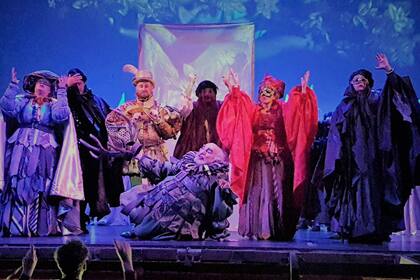 Un vestuario tradicional para el Falstaff de Compañía Lírica Verdi, hecho con corbatas; el mejor ejemplo de una ópera autogestionada