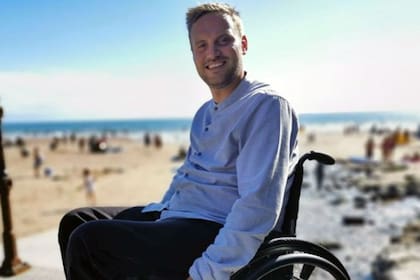 Un viaje a la playa cambió la vida de Matthew Bassett para siempre. Ahora tiene la determinación de decirle sí a todo en la vida
