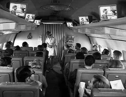 Un viaje en el Boeing 707 (1965). En ese entonces los televisores se ubicaban sobre los portaequipajes, y se proyectaban una o dos películas en todo el vuelo