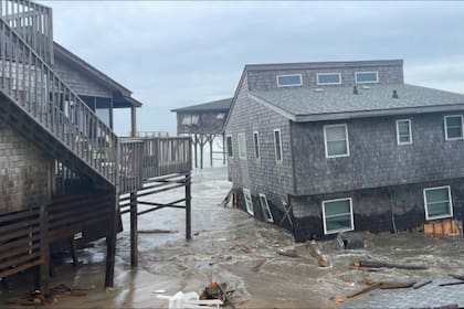 Un video captó el instante en que la última casa colapsó por los efectos de los huracanes Humberto e Imelda y fue arrastrada rápidamente por el mar en Carolina del Norte