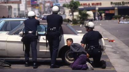 Un video con la brutal paliza propinada por cuatro policías a un afroamericano encendió la llama en Los Ángeles y se extendió a otras ciudades de alrededor.
