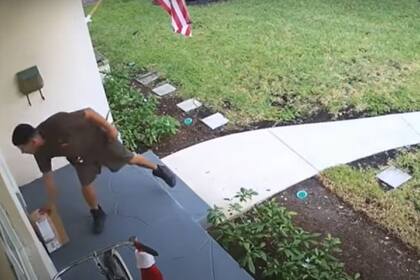 Un video de seguridad captó el dramático momento en que Frank Ordóñez, un empleado de UPS de 27 años, fue secuestrado mientras realizaba entregas en Miami (Youtube)