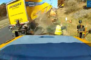Un video del Departamento de Transporte capturó el momento en el que un trabajador de autopista en Nueva York escapó por poco de ser golpeado por un camión