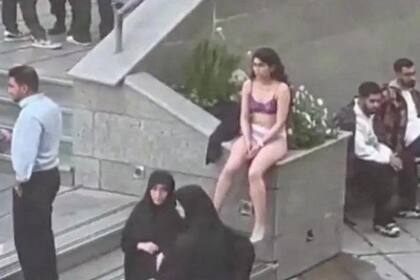 Un video mostró a la mujer sentada en ropa interior en las escaleras de la Universidad Islámica Azad antes de caminar por una calle cercana