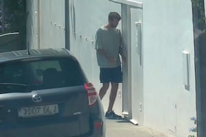 Un video muestra el momento en que Piqué busca a sus hijos en la casa que compartía con Shakira en Barcelona