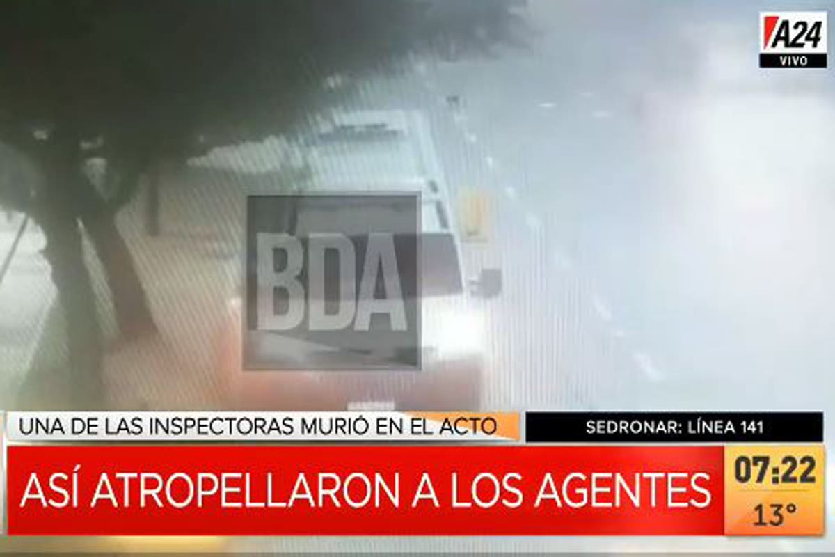 Un video muestra el momento exacto en el que el conductor atropella a los agentes de tránsito