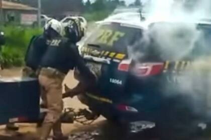 Un video que se volvió viral muestra el momento en el que muerte un hombre encerrado en el baúl de un auto de policía en Brasil