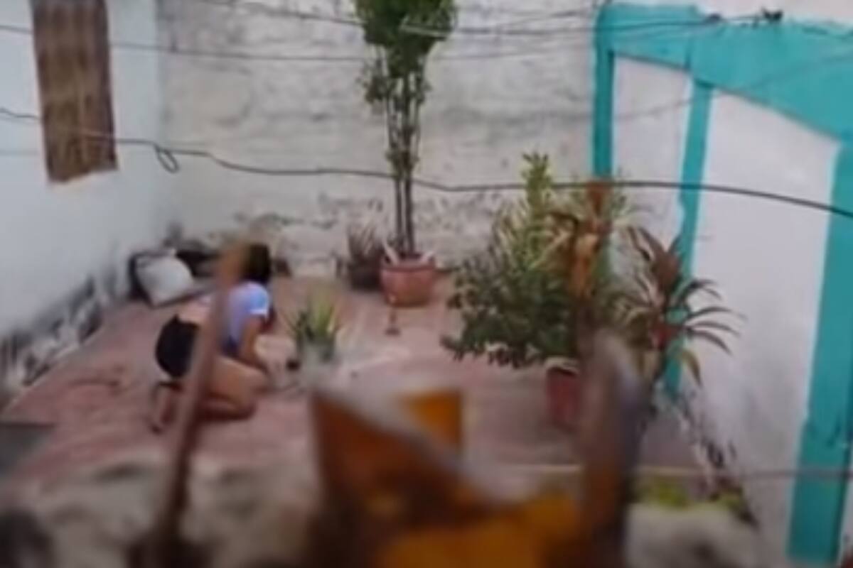 Un video viral muestra cómo una mujer es sorprendida haciendo un "amarre" que incluye una prenda íntima