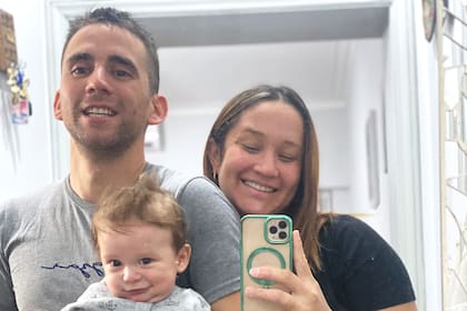 Un viejo recuerdo familiar: Gallo junto a su hijo y esposa