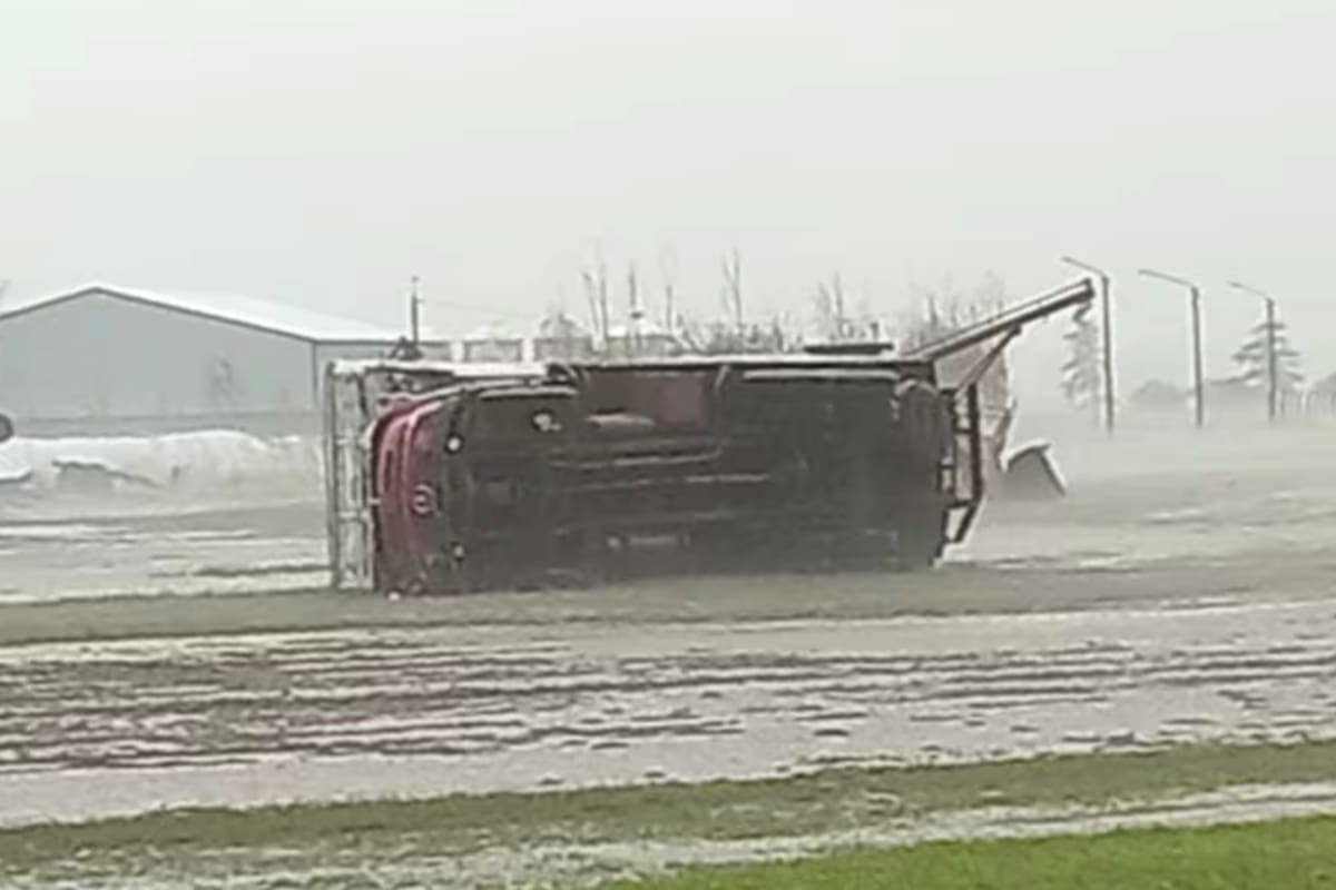 Un violento temporal afectó este jueves a localidades del sur de Córdoba y Santa Fe y dejó daños materiales, caída de árboles y cortes en el suministro eléctrico