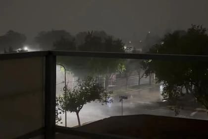 Un violento temporal de granizo y viento causó destrozos y apagones en Mendoza.