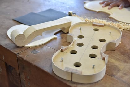 Un violín del taller de luthería.
