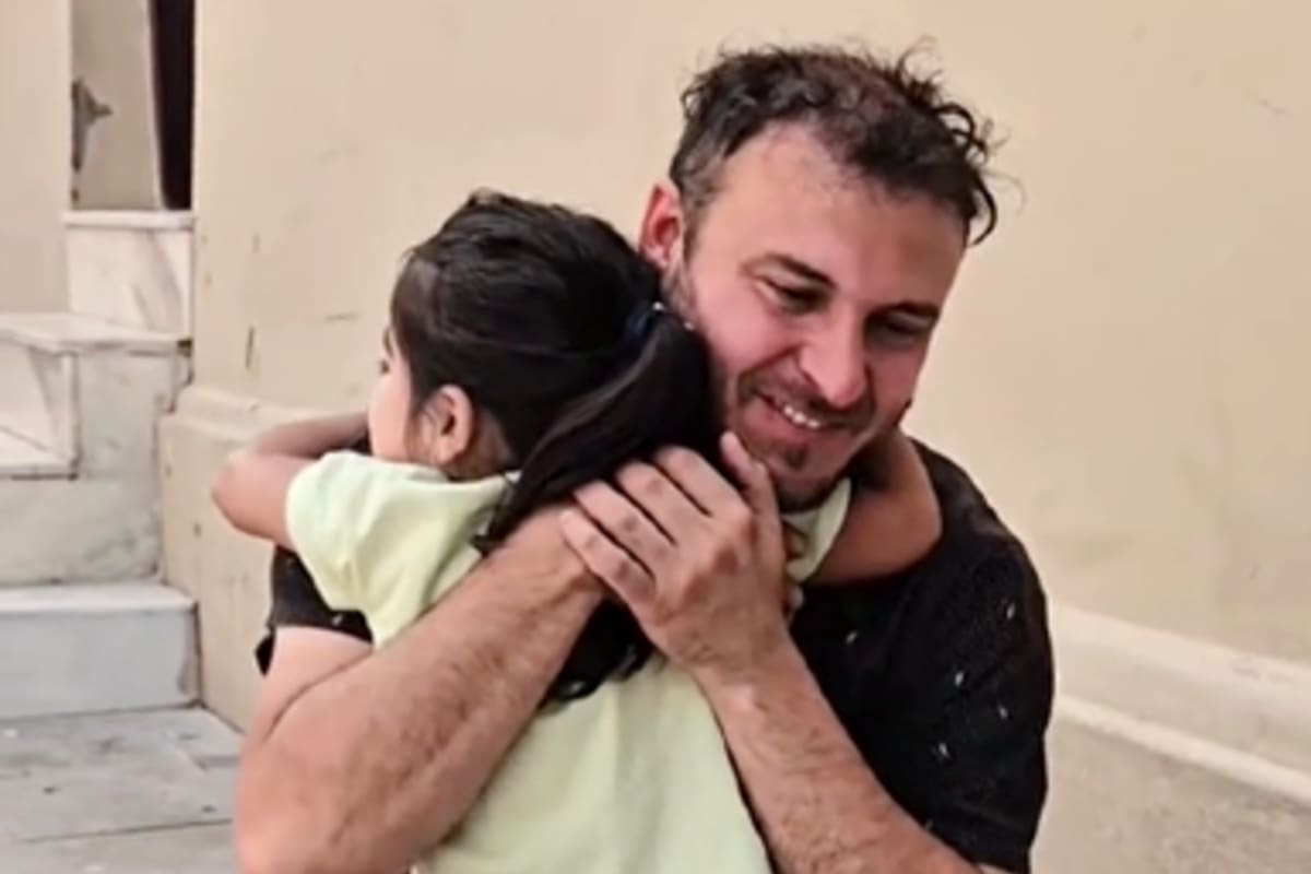 Un violinista que perdió su trabajo y actualmente se gana la vida tocando en la peatonal de Córdoba protagonizó una escena que se volvió viral cuando una nena de 3 años se acercó espontáneamente a bailar a su lado.
