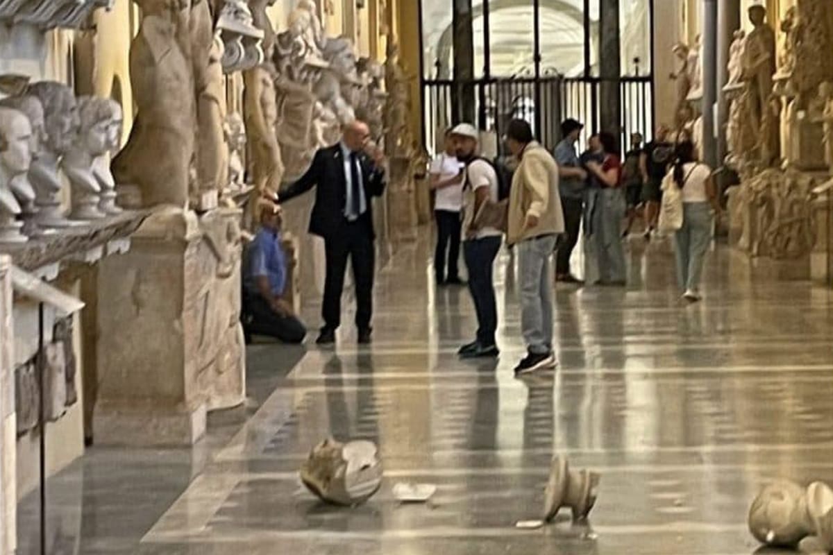 Un visitante arrojó al suelo dos bustos romanos expuestos en la Galería Chiaramonti de los Museos Vaticanos