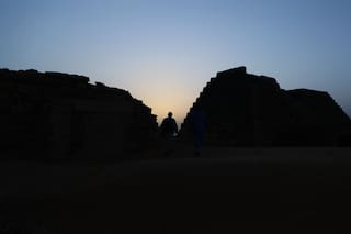 Fotos: La guerra y la arena acumulada amenazan las pirámides de Meroe en Sudán