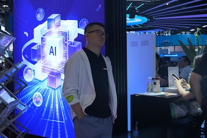 Un visitante, cerca de un puesto sobre inteligencia artificial en la World AI Conference en Shanghái