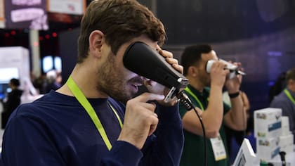 Un visitante prueba el EyeQue Insight home visual acuity screener