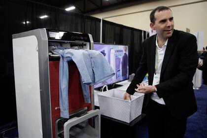 Un visitante prueba la Foldimate, que toma la ropa y la dobla