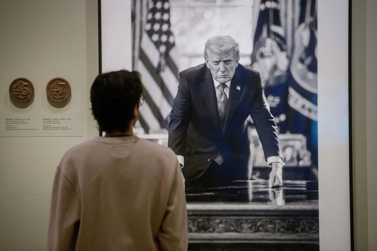 Un visitante se detiene a ver la fotografía del presidente Donald Trump en la exposición "Presidentes Estadounidenses" de la Galería Nacional de Retratos del Instituto Smithsoniano