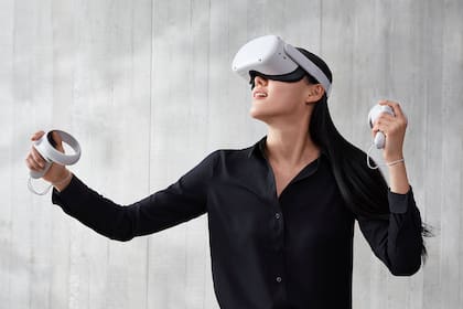 Un visor Oculus Quest en acción, un modelo que pronto podría tener un nuevo competidor de peso con Apple, que planea lanzar su propio dispositivo en 2022