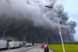 Un volcán expulsa ceniza en Filipinas y obliga a evacuar a más de 300 familias