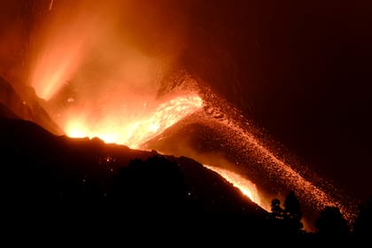 Un volcán sigue vertiendo lava en la isla de La Palma el domingo 10 de octubre de 2021. (AP Foto/Daniel Roca)