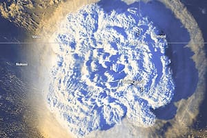 Un volcán submarino frente a Tonga entró en erupción el sábado, lo que provocó una advertencia de tsunami para varios países insulares del Pacífico Sur
