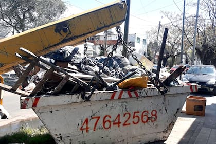 Un volquete lleno de cosas que estaban en la casa de un acumulador que vivía en el barrio porteño de Liniers