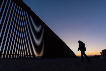 Un voluntario camina cerca del muro que separa a México de Estados Unidos, cerca de Jacumba Hot Springs, California, el 19 de enero del 2025. (AP foto/Gregory Bull)