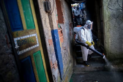 Desinfección en un barrio de Río de Janeiro, en plena pandemia de coronavirus