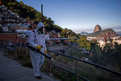Un voluntario desinfecta un camino en la favela de Santa Marta en Río de Janeiro, Brasil, durante la pandemia de coronavirus