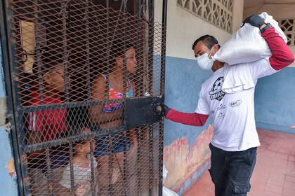 Un voluntario entrega comida en los barrios más humildes de Panamá