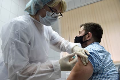Un voluntario recibe la vacuna Sputnik V en Moscú