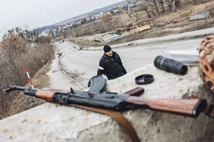 Un voluntario ucraniano pasa delante de un checkpoint, en Irpin, Ucrania. Diego Herrera - Europa Press