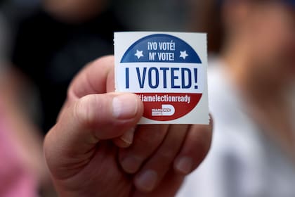 Un votante muestra su pegatina "Yo voté" después de emitir su voto en un colegio electoral el 08 de noviembre de 2022 en Miami, Florida