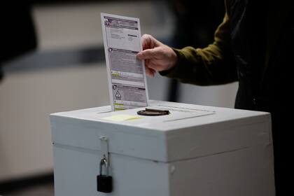 Un votante que recibió una boleta ausente no puede votar adicionalmente en una máquina el día de la elección
