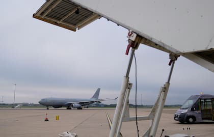 Un Voyager de la Fuerza Aérea británica, con miembros de la 16ta brigada aérea de asalto de las fuerzas armadas británicas, llega a Brize Norton, Inglaterra, el 28 de agosto de 2021