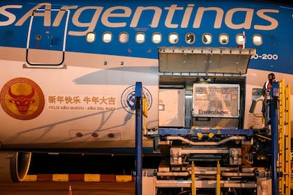Un vuelo de Aerolíneas Argentinas transportó 904.000 vacunas Sinopharm contra el coronavirus desde China y arribó a la Argentina a fines de febrero