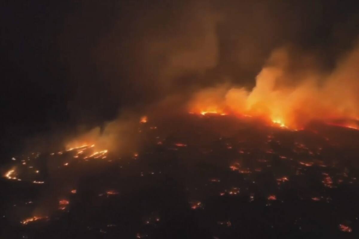 Un vuelo nocturno con un dron ofrece una panorámica del desatre por los incendios en Maui, Hawái