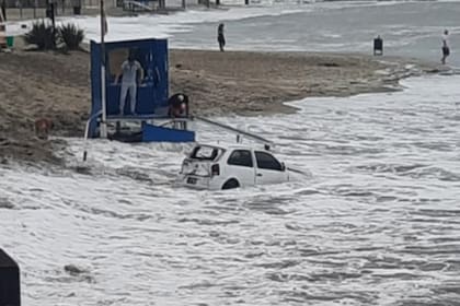 Un VW Gol desbarrancó en la costa en Santa Clara del Mar; los tres ocupantes del auto permanecen internados