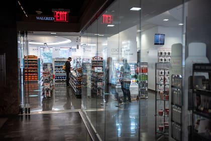 Un Walgreens dentro del Empire State, con pocos clientes (Todd Heisler/The New York Times)
