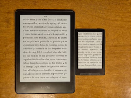 Un Xteink X3 junto a un Kindle Paperwhite de Amazon. Este modelo de Xteink no tiene pantalla táctil; se maneja con las teclas frontales y laterales