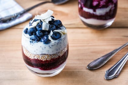 Un yogur al día ayuda a cubrir las recomendaciones diarias de calcio, nutriente esencial para la formación y mantenimiento de huesos sanos.