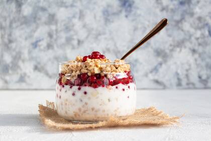 Un yogur vegano con frutos rojos y granola