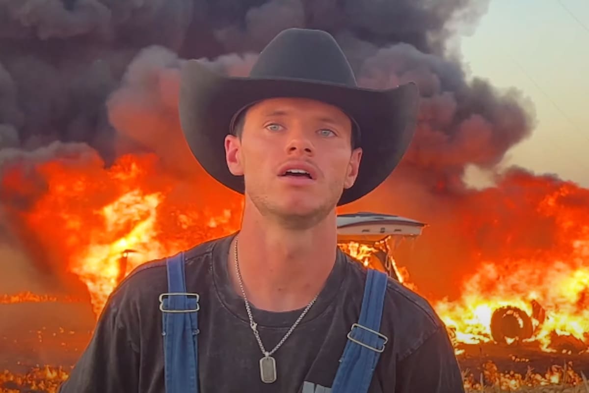 Un youtuber compartió un video de cómo “accidentalmente” su Ferrari y minivan de alquiler se prenden fuego en el medio de un maizal