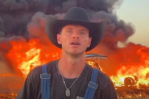 Un youtuber compartió un video de cómo “accidentalmente” su Ferrari y minivan de alquiler se prenden fuego en el medio de un maizal
