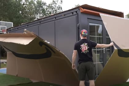 Un youtuber compró una casa prefabricada y mostró lo fácil que es desplegarla