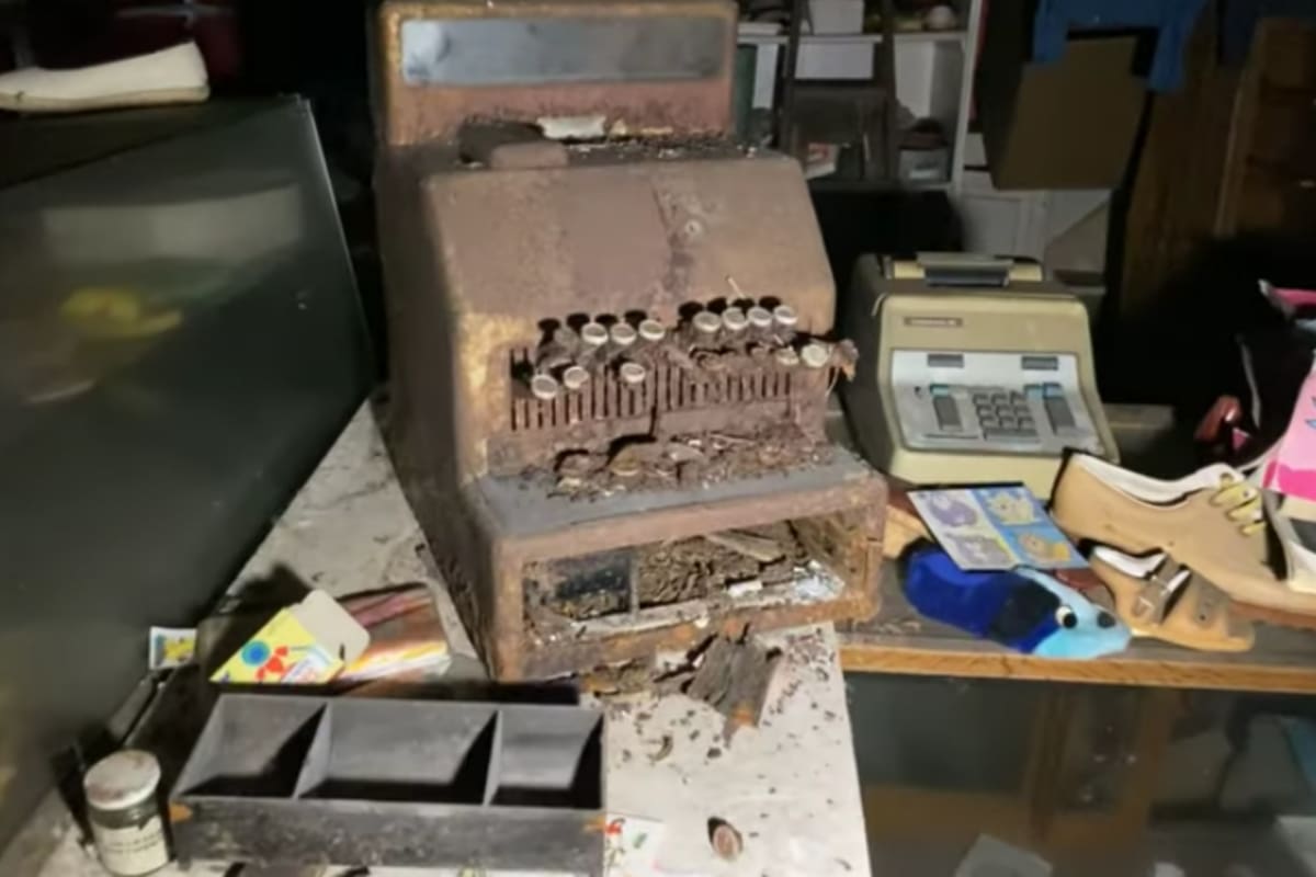 Un youtuber dedicado a la exploración de edificios y predios abandonados encontró una curiosa tienda detenida en el tiempo